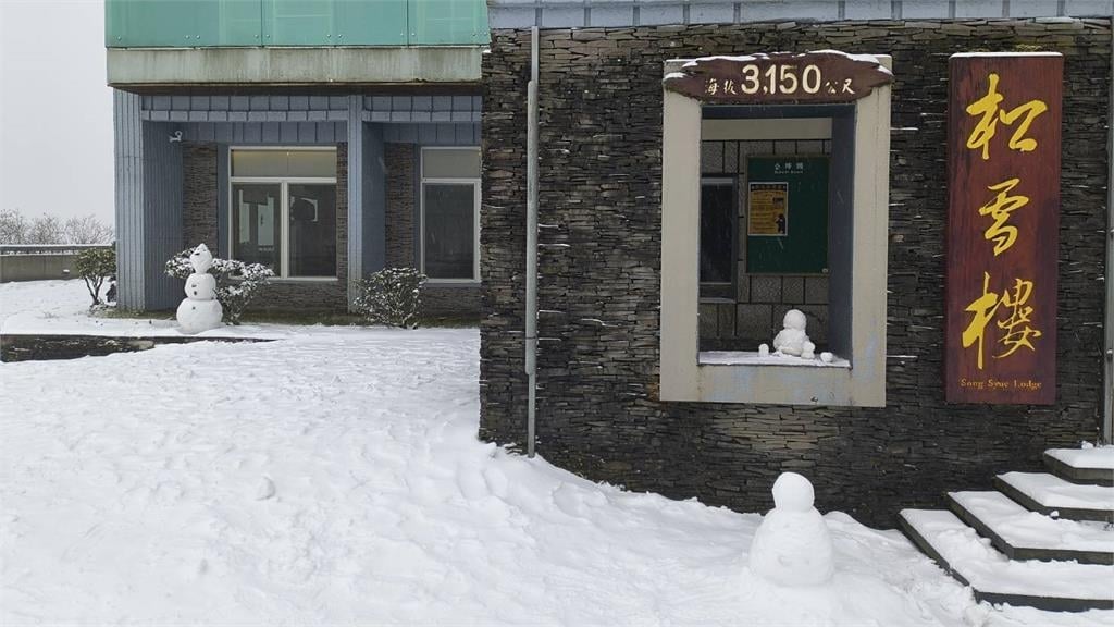 快新聞／下雪了！合歡山今晨全面白頭　車輛上山請裝備雪鍊