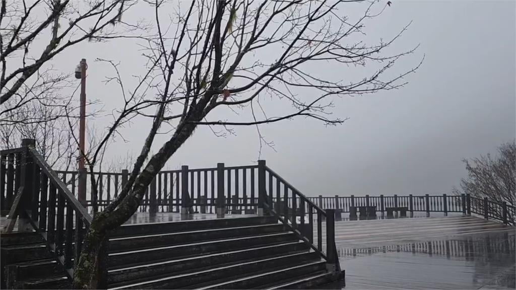 快新聞／下雪了！合歡山今晨全面白頭　車輛上山請裝備雪鍊