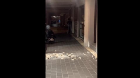 宜蘭規模7強震火鍋店「外牆磁磚全噴掉」！驚悚影片曝光民眾：進退兩難