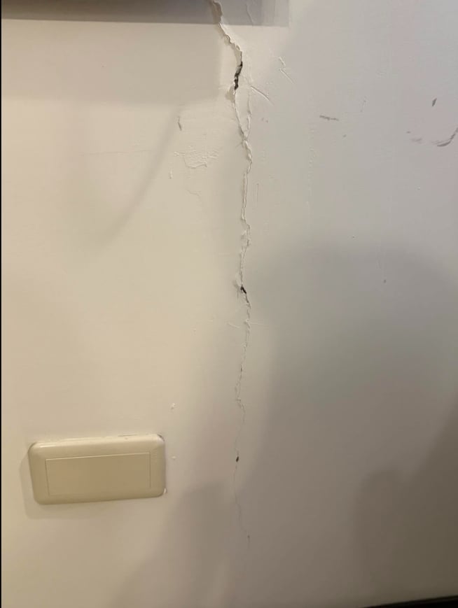 全台搖不停！宜蘭規模7.0強震「牆壁裂大縫」…網嚇瘋：OMG