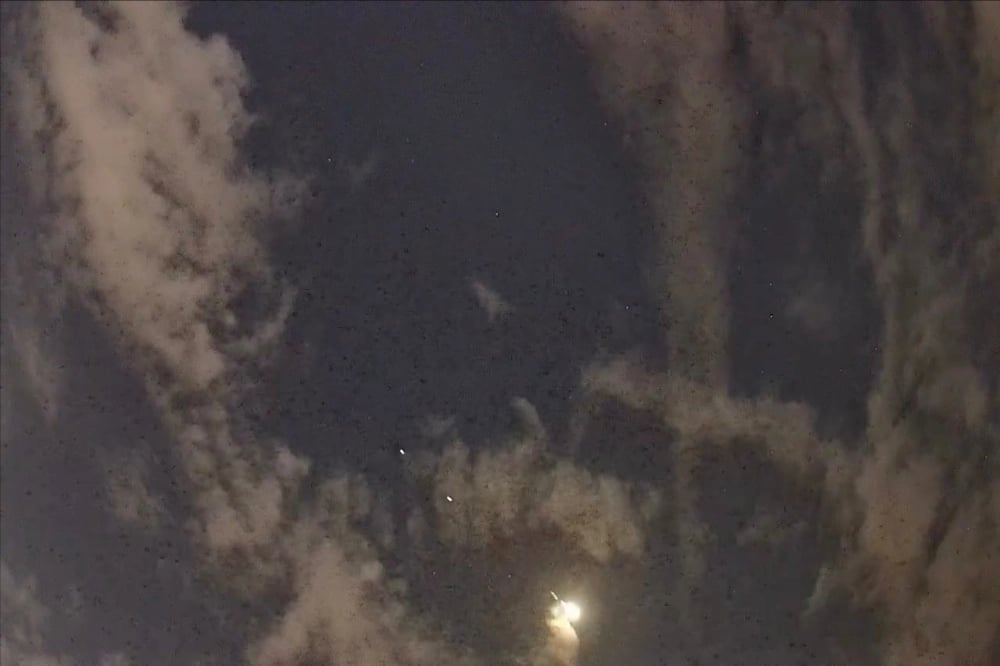 該光芒非常顯眼，有網友猜測應該是衛星碎片導致。（＠lattepanda5566 Threads提供）