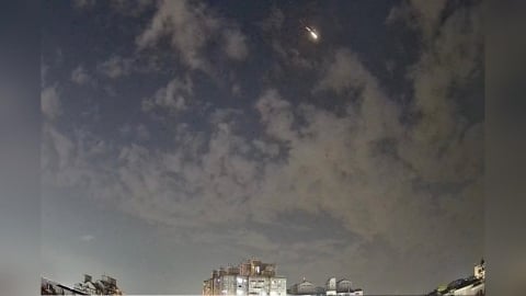 「綠色流星」劃過南台灣　夜空爆亮真相曝光掀網友熱議