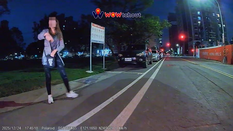 圖／桃園一名女子人肉佔位，駕駛二話不說直接倒車。（翻攝YouTube／WoWtchout - 地圖型行車影像分享平台）