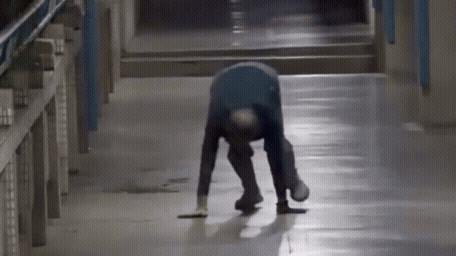 國小走廊驚見阿北「四肢著地」爬行!「16秒詭異畫面」網嚇瘋…專家解答了