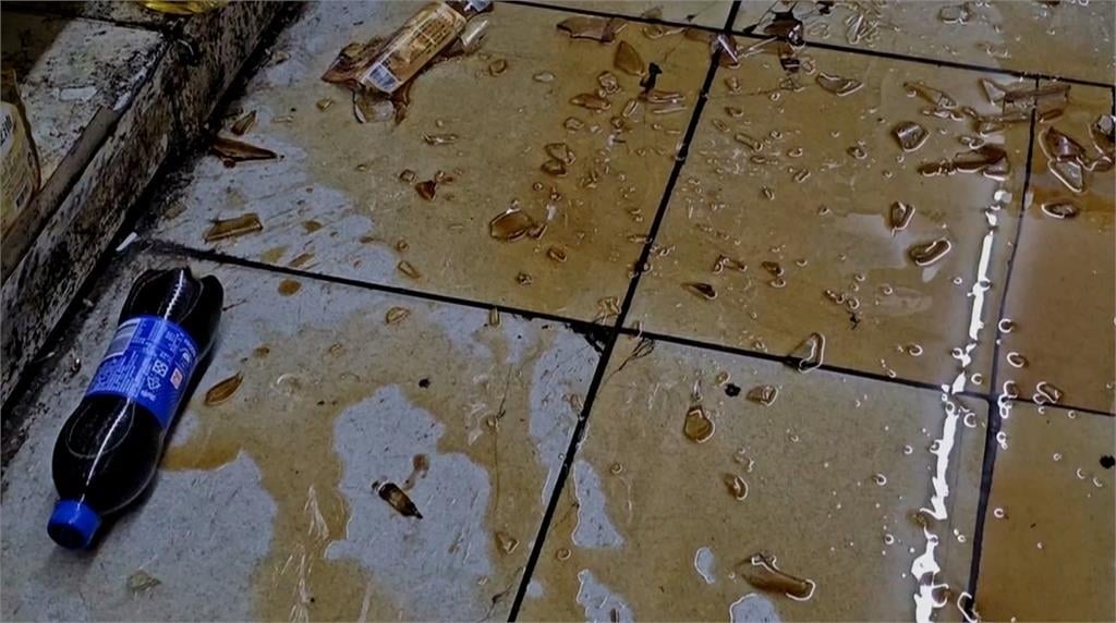 宜蘭規模7.0地震全台有感　超商商品被搖下貨架、玻璃瓶摔碎飲料流滿地