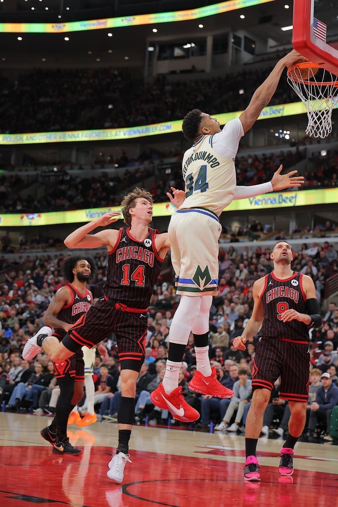 NBA(影)／大車輪灌籃引爆兩隊板凳清空！字母哥：不是刷分，而是激勵團隊士氣