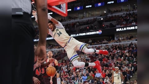 NBA(影)／大車輪灌籃引爆兩隊板凳清空！字母哥：「這是激勵團隊士氣」