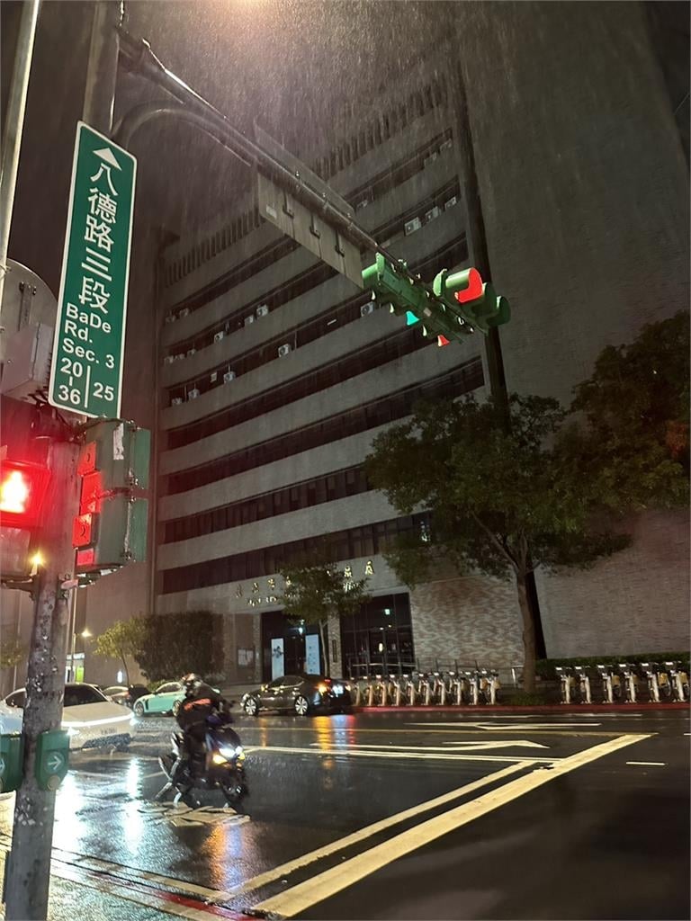 快新聞／超大地震！台中捷運一度停駛　路牌劇烈搖晃