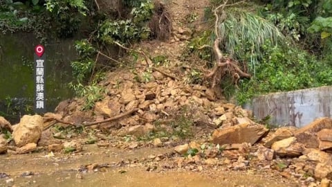 土石崩到住家天台！　南方澳山坡坍方居民嘆多年沒解決