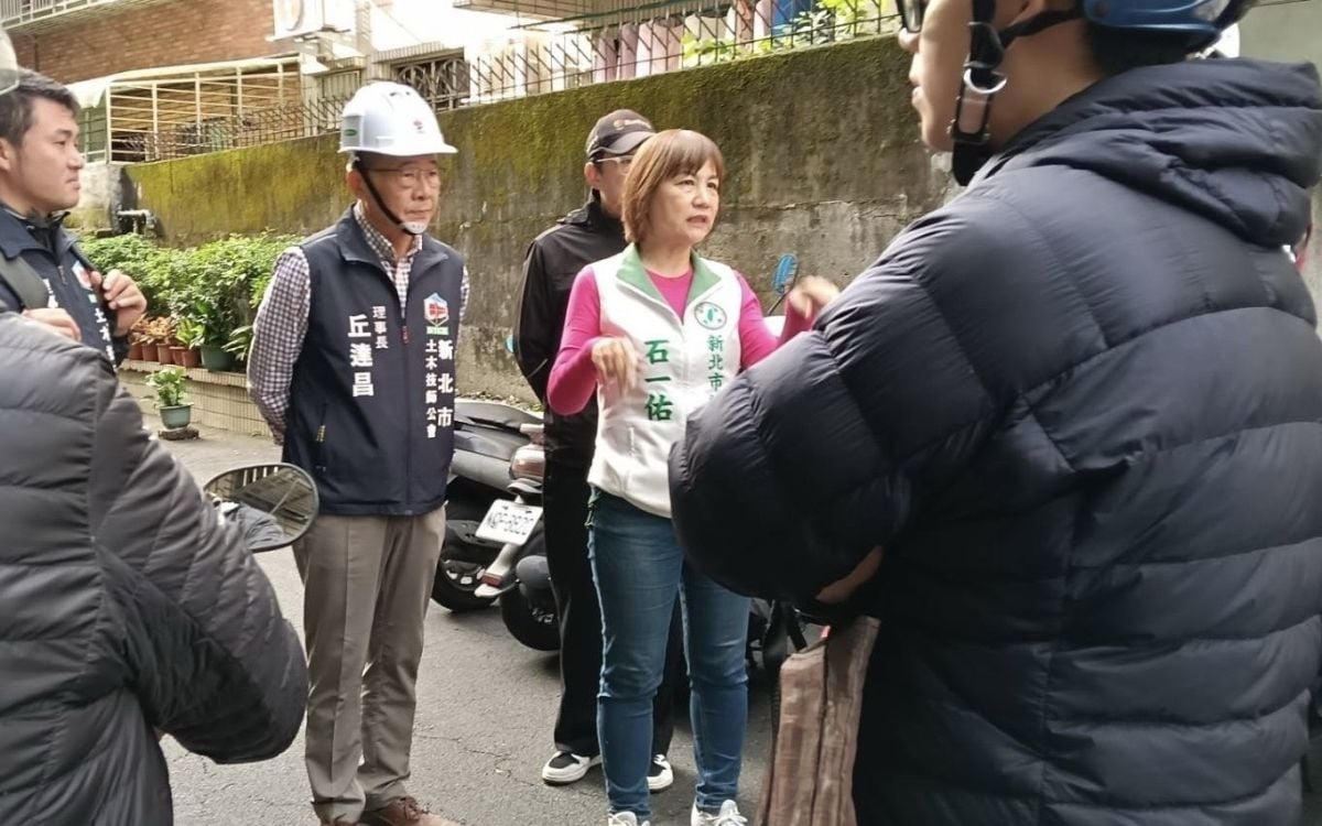 圖／新北市議員石一佑於地震後前往現場關心時，已實施道路封閉與交通管制，避免二次危險。（新北市議員石一佑提供）