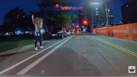 桃園女「人肉佔位」還舉手喊停！車主快狠準倒車：以為我不敢？