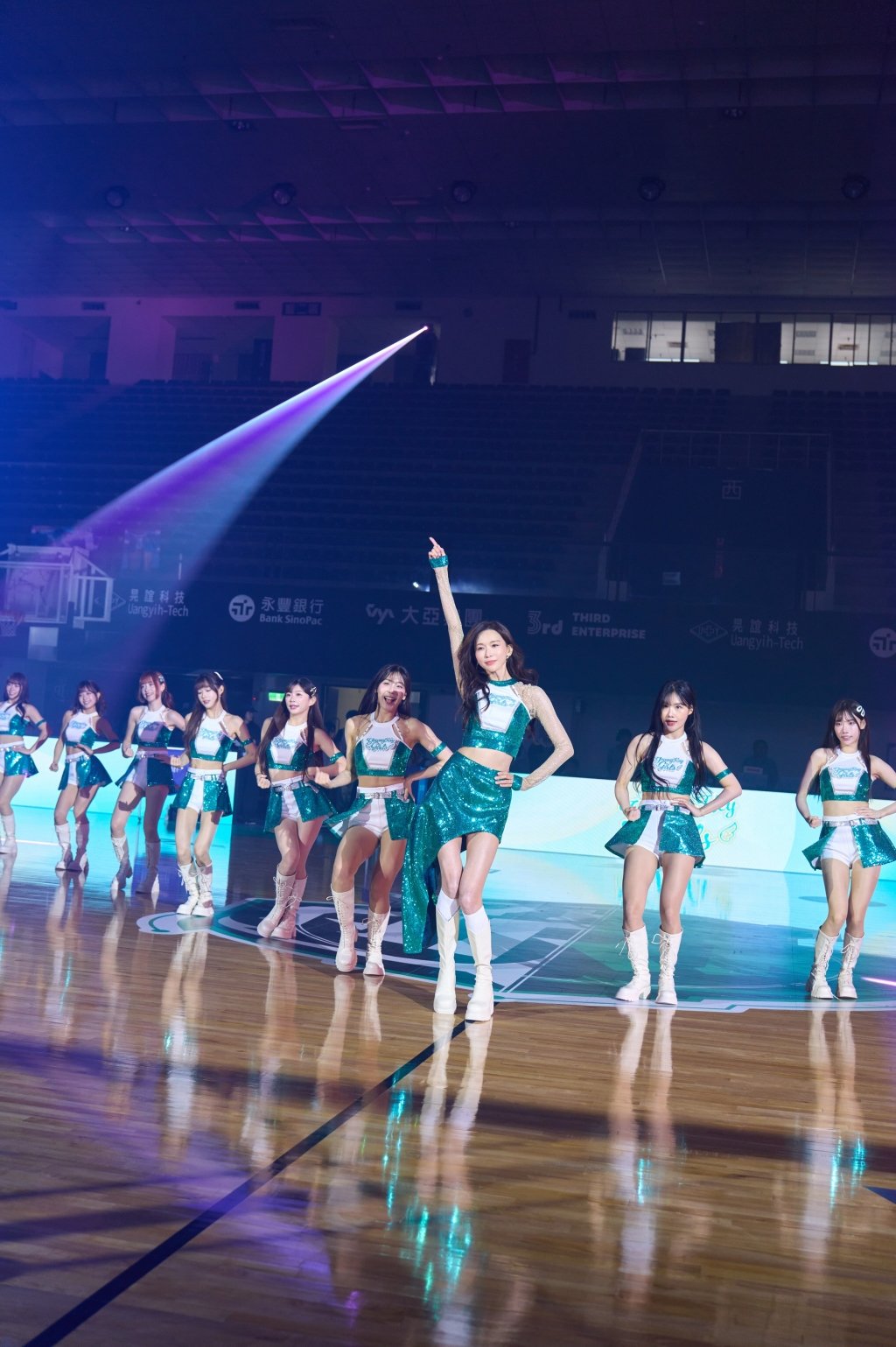 林志玲變身啦啦隊女孩！球場熱舞大秀驚人美腿 嗨喊：姐姐很會加油