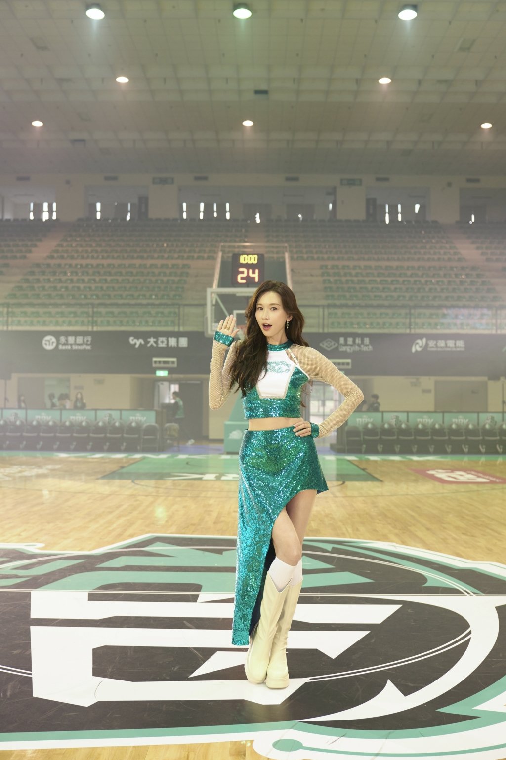 林志玲變身啦啦隊女孩！球場熱舞大秀驚人美腿 嗨喊：姐姐很會加油