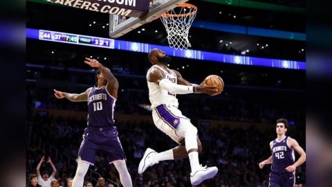 NBA(影)/要41歲了灌籃還是跟喝水一樣!詹皇二度炸框「雙手反勾+空中接力」