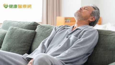 頭暈3個月查不出原因 醫一看舌頭揪出「營養缺乏警訊」