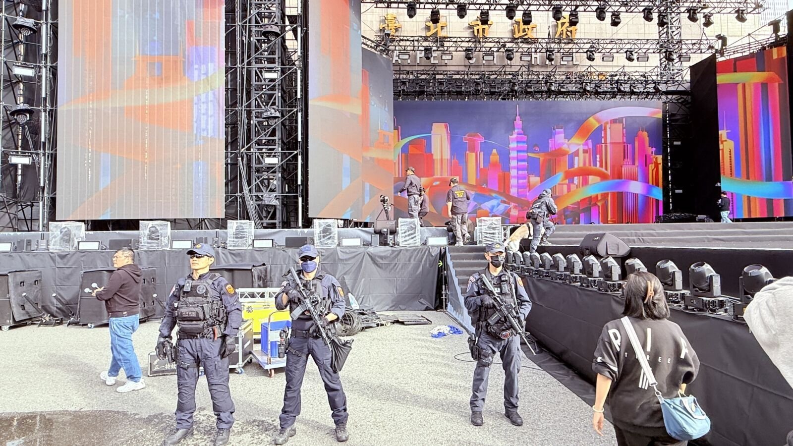 2026跨年晚會明登場 雙北警進駐信義商圈全面維安 19 2026跨年晚會明登場 雙北警進駐信義商圈全面維安 18