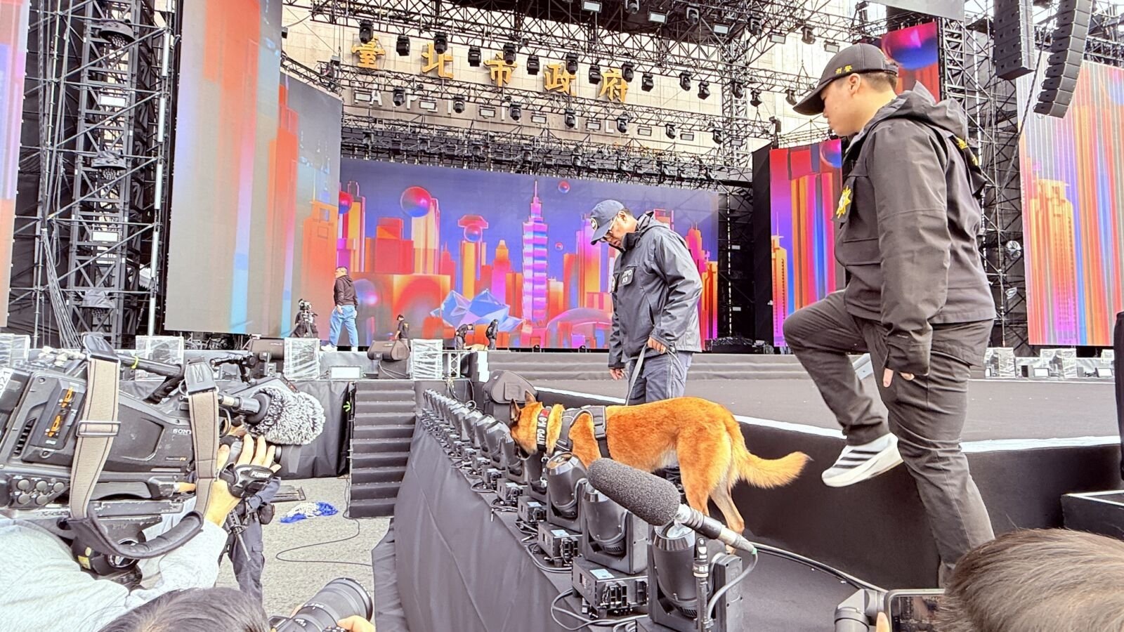 2026跨年晚會明登場 雙北警進駐信義商圈全面維安 21 2026跨年晚會明登場 雙北警進駐信義商圈全面維安 20