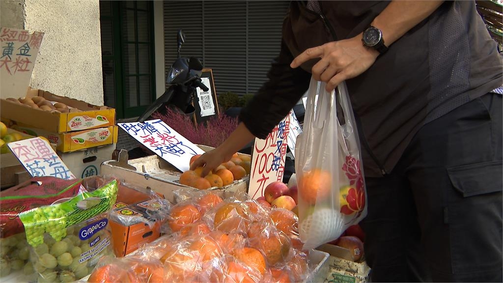 只喝咖啡跟茶不能補充水份？營養師「破解迷思」：連吃東西也是補水