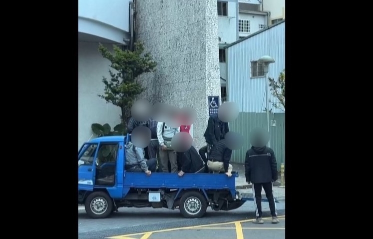 危！疑自行車業者接駁車　日月潭小貨車載11位乘客