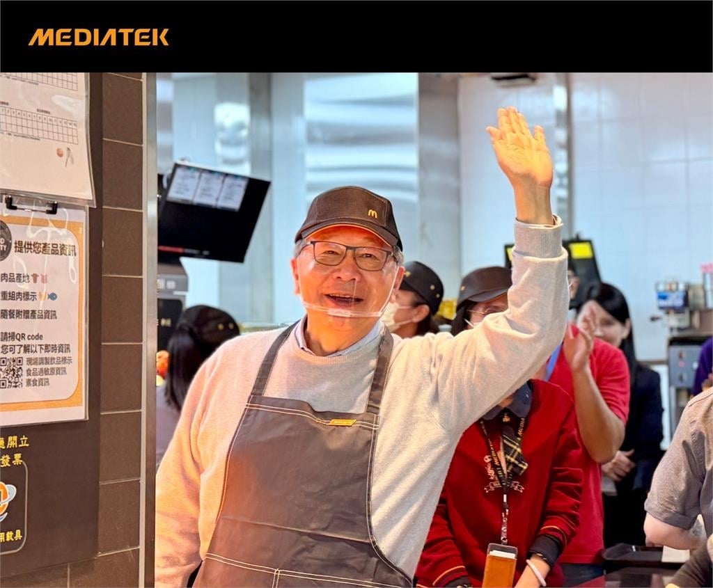 科技巨頭萌反轉變成「最貴店員」！他狂鏟薯條網驚呆「這包含金量超高」…