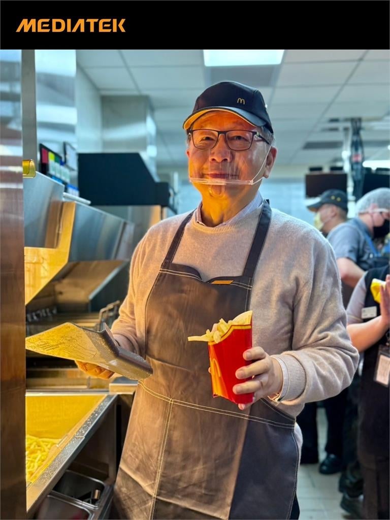 科技巨頭萌反轉變成「最貴店員」！他狂鏟薯條網驚呆「這包含金量超高」…