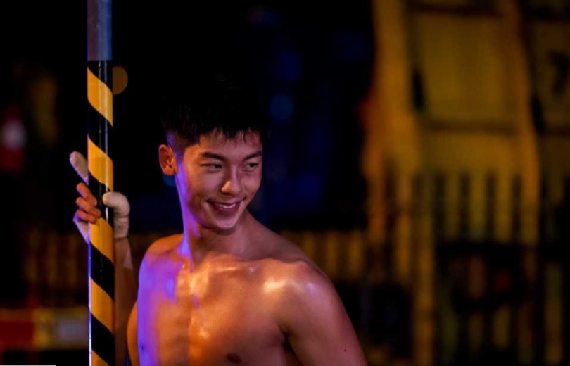 許光漢在《鬼家人》中與林柏宏有同性冥婚情，還全裸跳〈舞孃〉令人印象深刻。（圖／金盞花大影業提供）