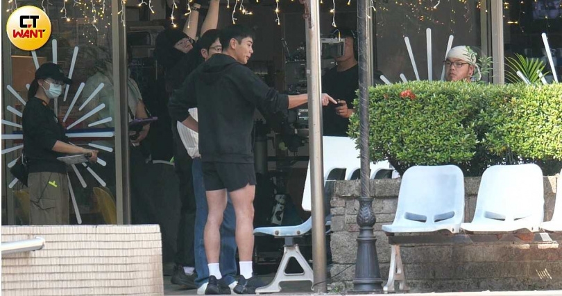 穿著短褲的禾浩辰手插腰氣噗噗指著學生開罵。（圖／本刊攝影組）