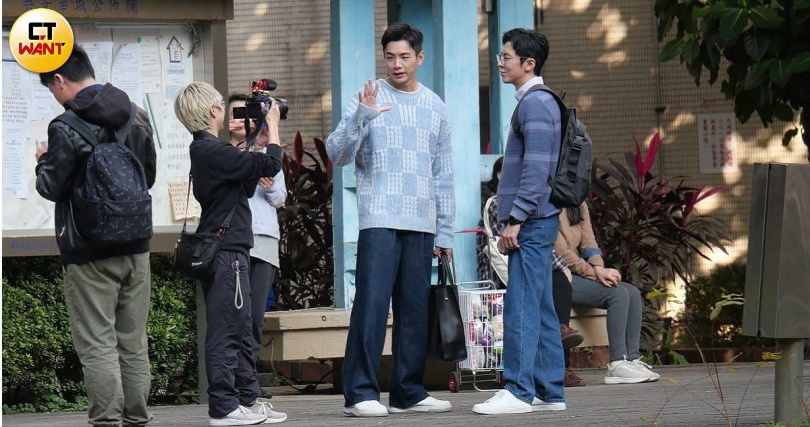 下午3點多，禾浩辰跟李國毅換了套戲服，看起來有點情侶裝的感覺。（圖／本刊攝影組）