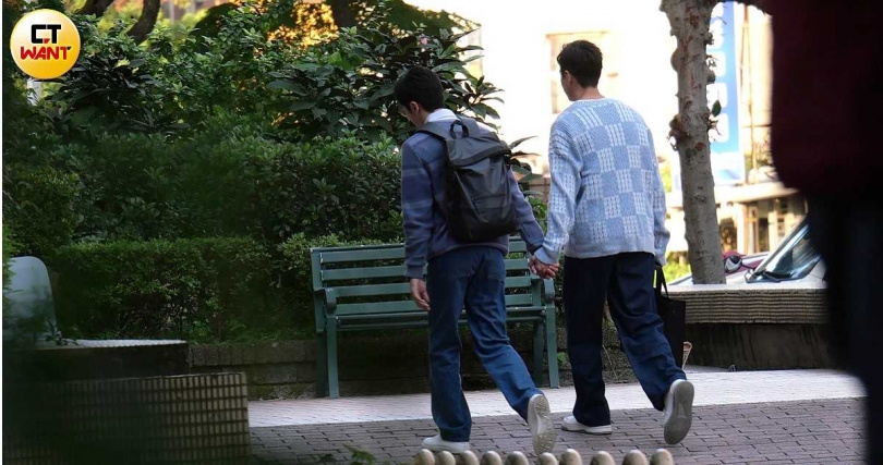 劇情突然變BL風，禾浩辰跟李國毅竟牽起手來。（圖／本刊攝影組）