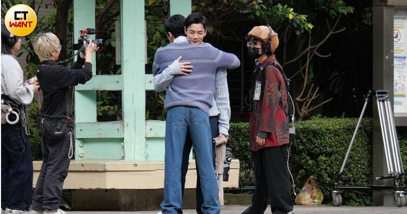 緊緊抱著李國毅，禾浩辰的表情感覺竊喜。（圖／本刊攝影組）