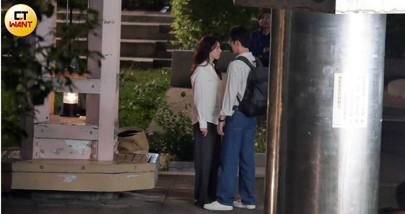 李國毅晚上換跟夏于喬對戲，氣氛感覺很凝重。（圖／本刊攝影組）