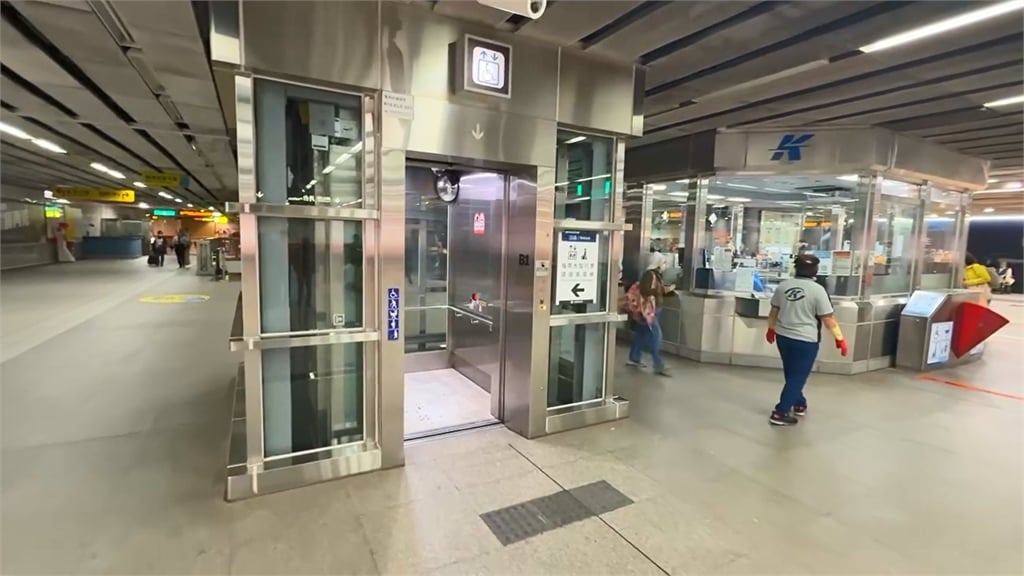 快新聞／高雄捷運電力異常「警報聲狂響」　議員拍下旅客提行李箱「艱困爬樓梯」畫面