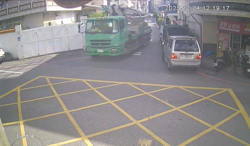 花蓮泵浦車撞壞路牌桿落跑　公所：駕駛致電承諾會修復