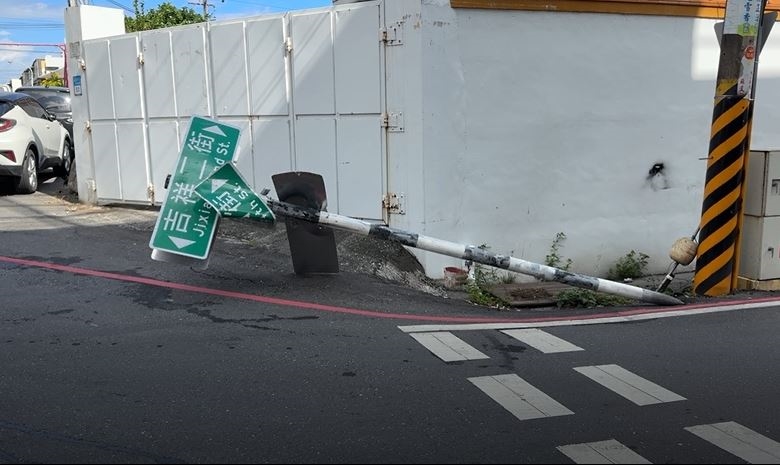 花蓮泵浦車撞壞路牌桿落跑　公所：駕駛致電承諾會修復