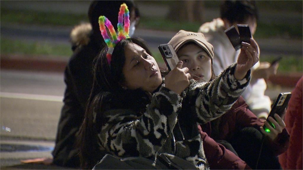 無懼下雨! 民眾跨年夜登象山卡位看101煙火