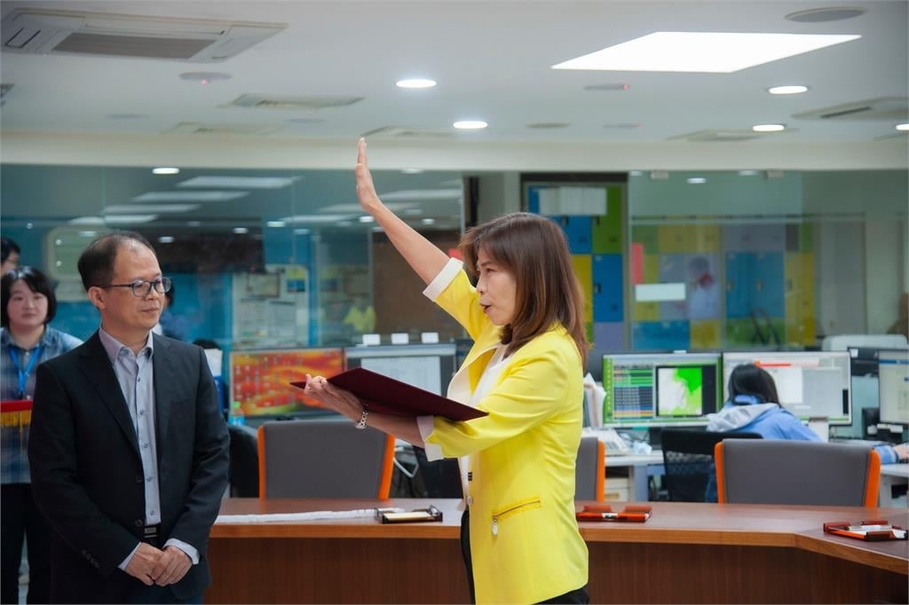 「氣象女神」伍婉華榮升氣象預報中心副主任！前局長鄭明典親送祝福