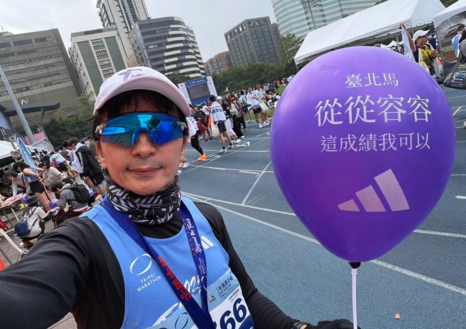 超車弟「穿夾腳Y拖」跑半馬！唐從聖PO片一票網認出：他是專業的