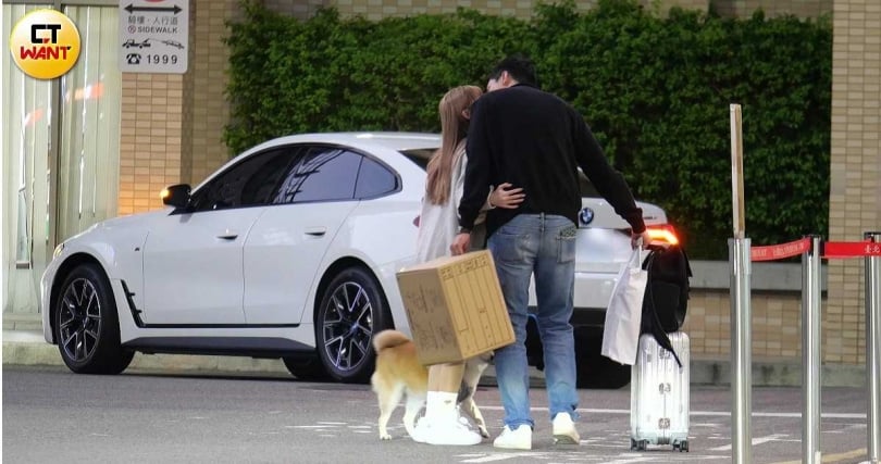 接機男友後，兩人立刻來個深情的吻一解相思。（圖／本刊攝影組）