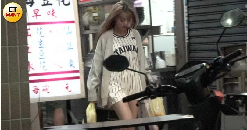 回家後，晚間9點多，禹菡再度獨自外出，到附近夜市採買。（圖／本刊攝影組）