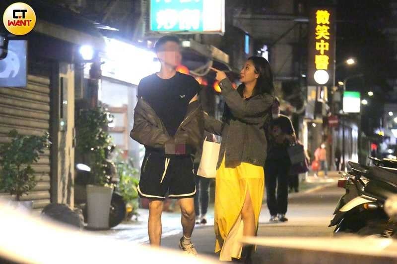 雖然男友剛抽完菸，陳華還是跟對方有說有笑還抱抱親親，完全不在意有菸味。（圖／本刊攝影組）