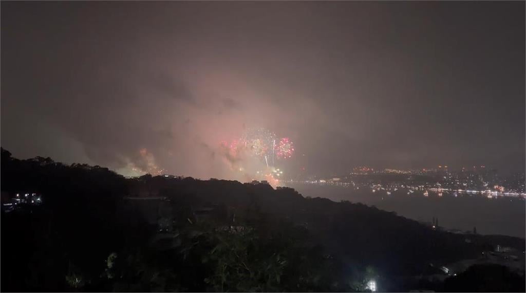快新聞/告別2025!跨年夜淡水煙火畫面曝光了