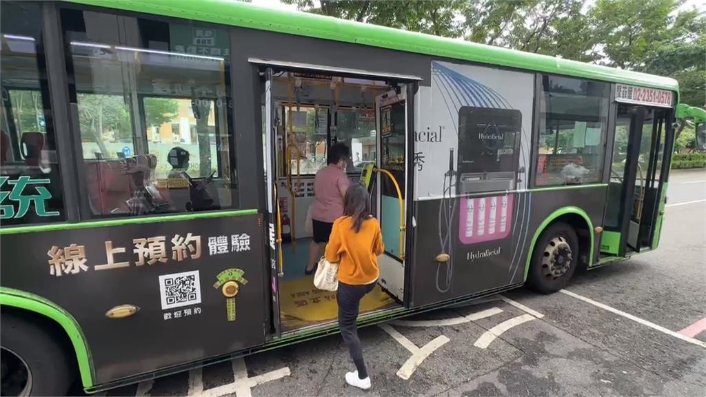 公車塞滿30名學生「0人讓座2阿嬤」！他喊「可悲」遭噴…真實身分曝光網愣了