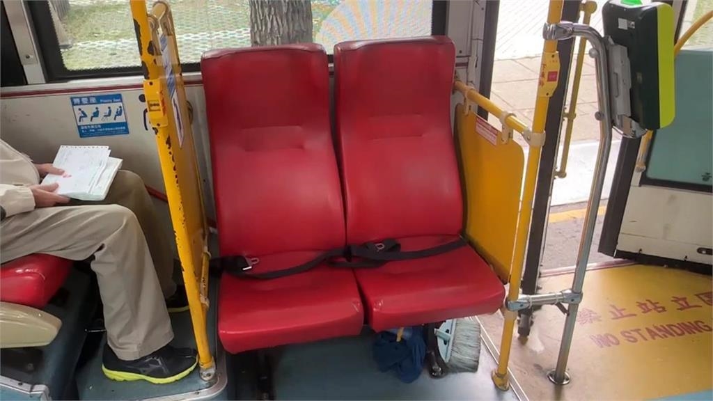 公車塞滿30名學生「0人讓座2阿嬤」！他喊「可悲」遭噴…真實身分曝光網愣了