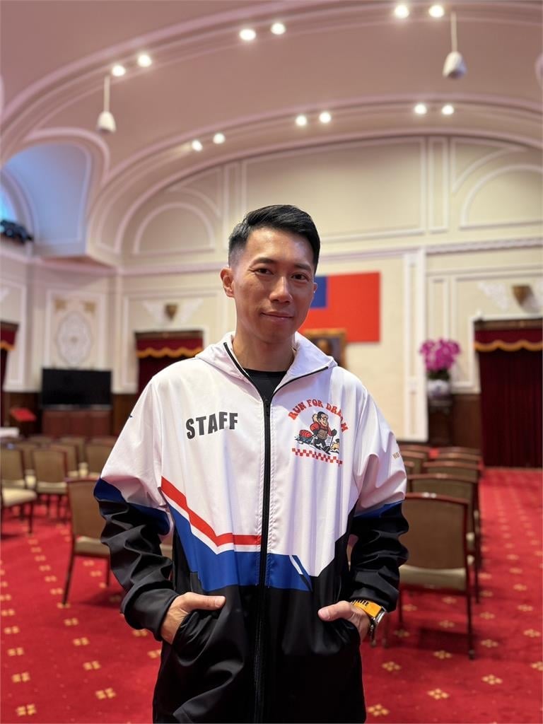 綜合(影)/元旦升旗領唱後不回家!極地超馬選手陳彥博總統府拖雪橇要「跑」到高雄