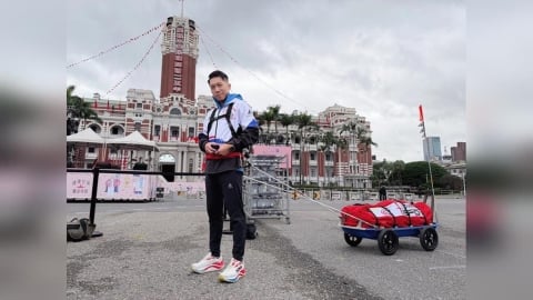 綜合(影)／元旦升旗領唱後不回家！極地超馬選手陳彥博總統府拖雪橇要「跑」到高雄