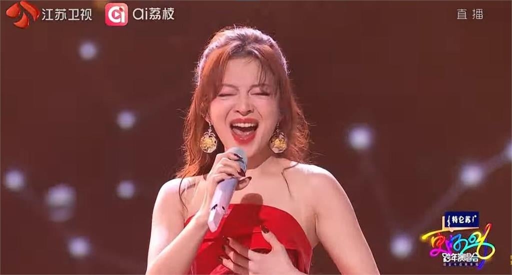 中國跨年全真唱大翻車！張韶涵破音「導播死亡運鏡大穿幫」網嚇爛：表情快窒息