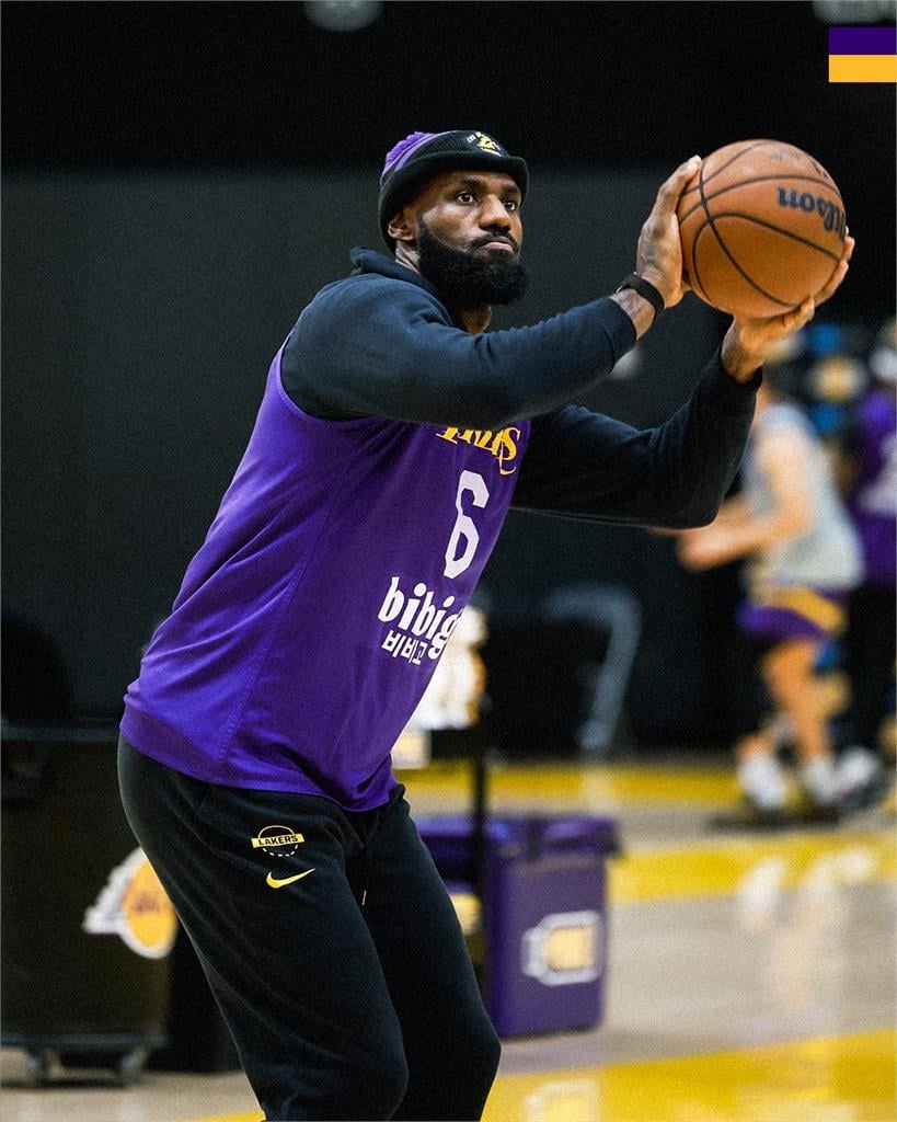 NBA(影)／詹皇歡慶41歲生日！湖人隊友獻唱生日快樂歌送上「國王蛋糕」