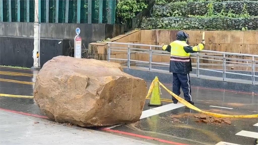 快新聞／比車還大！基隆外木山「巨型落石砸路」　汽機車險遭殃