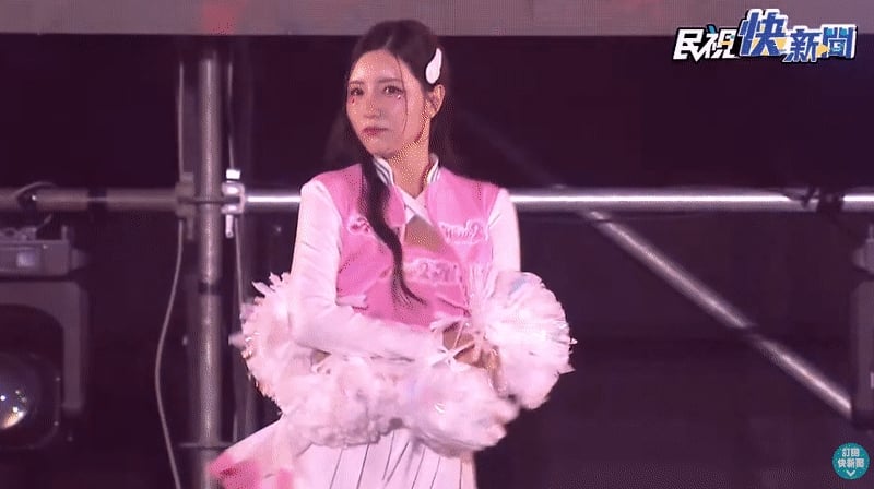 南珉貞跨年熱舞裙襬飛起「QQ蛋險露出」！台語獻唱《世界都看見》嗨翻全場
