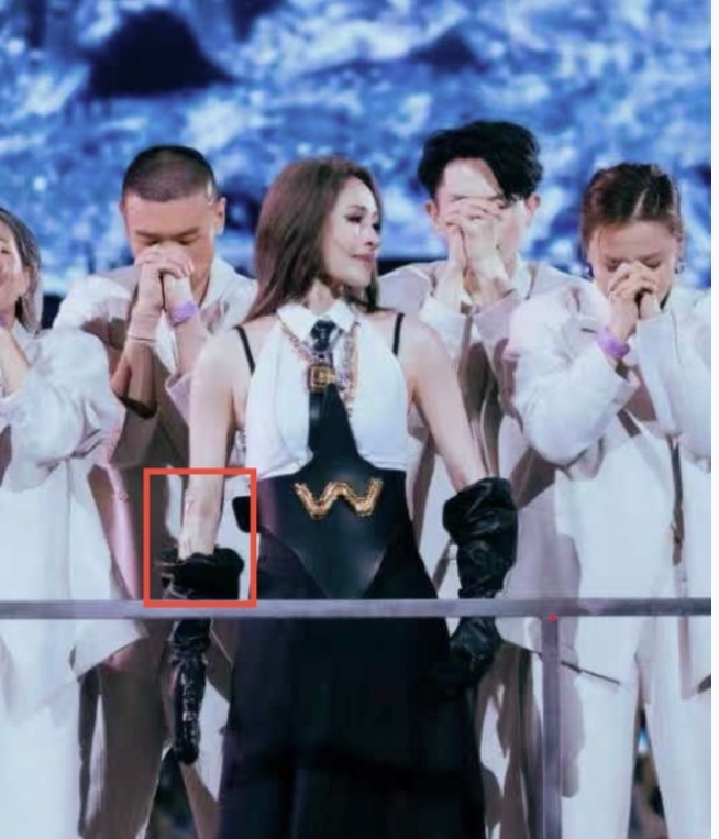 歷經5次大手術！蕭亞軒中國跨年全開麥「手臂扎針穿幫」唱跳撐完18分鐘粉全看哭